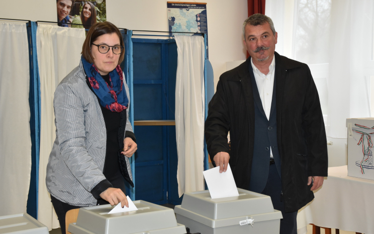 A mai választás tétje: kimarad vagy belesodródik Magyarország a háborúba.