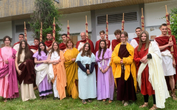 MEGÉLT TÖRTÉNELEM, ÉLŐ LATIN NYELV - FELLÉPTÜNK A FLORALIÁN