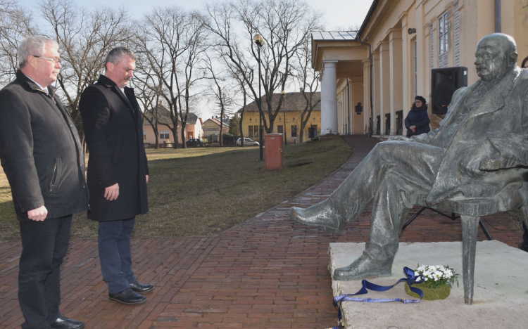Megkoszorúzták Györffy István szobrát
