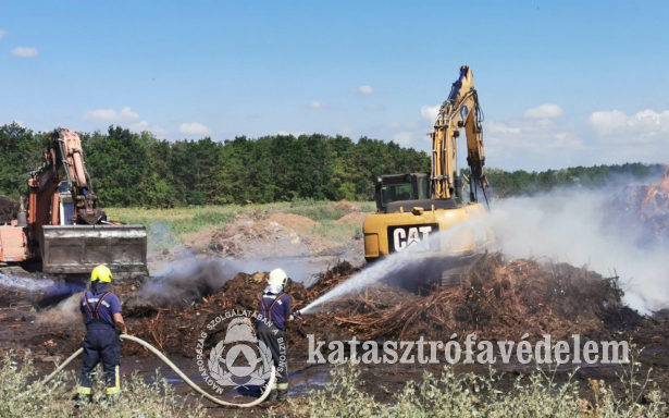 Nagy mennyiségű fahulladék égett Karcagnál