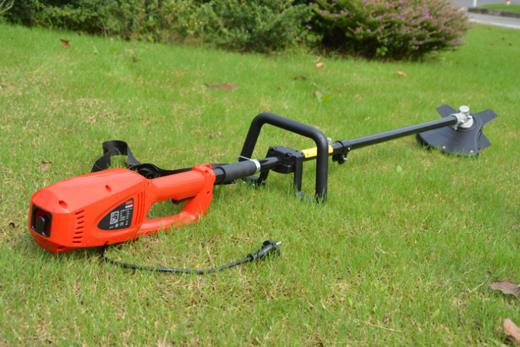 Ezer fűkaszát loptak el egy csepeli telepről