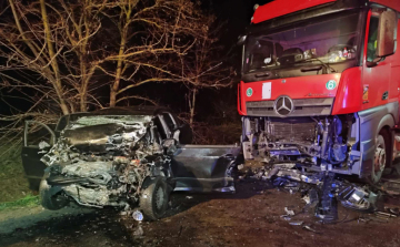 Kamionnal ütközött egy autó Tiszaföldvárnál