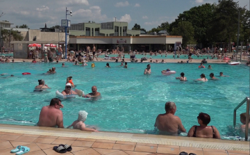 ITT A KÁNIKULA, TÖMEGEK A STRANDOKON