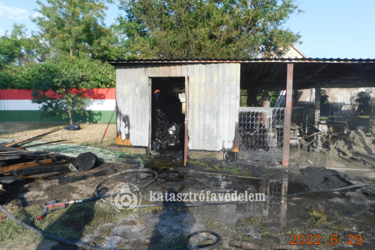 Szerszámtároló égett Karcagon