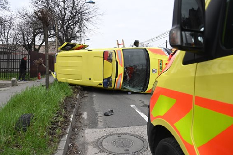 Mentőautó borult fel a fővárosban 