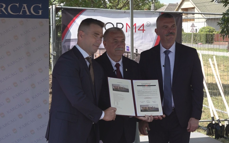 ALAPKŐLETÉTEL-ÚJ BEVÁSÁRLÓKÖZPONT ÉPÜL KARCAGON