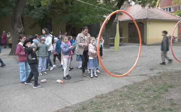 SZÜRETI FELVONULÁS ÉS MULATSÁG A REFIBEN