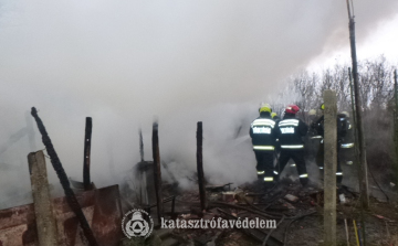  Kigyulladt egy családi ház Jászberényben