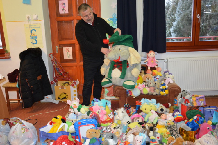 Több száz plüss állat gyűlt össze