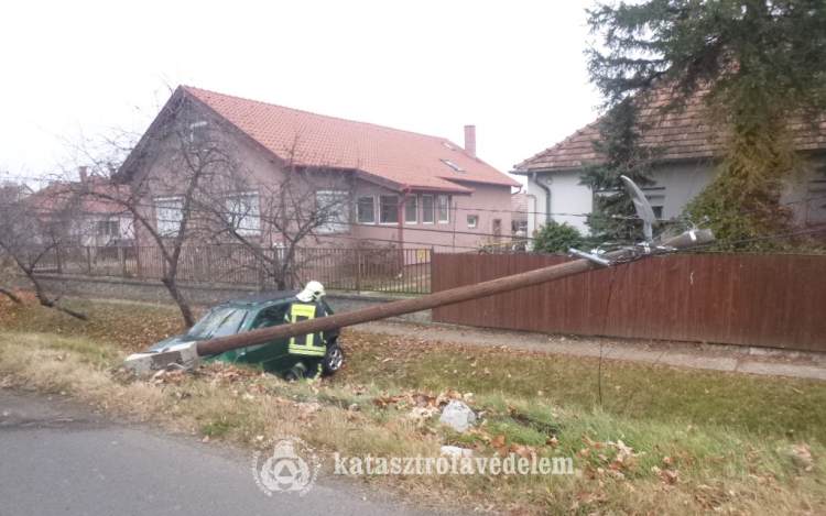  Villanyoszlopnak ütközött egy autó Jászberényben