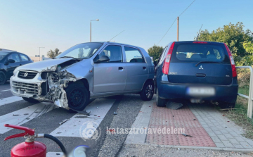  Három autó ütközött Szolnokon