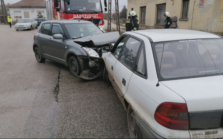  Két autó ütközött Jászladányon