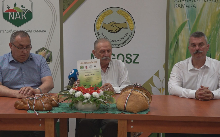 ÖSSZEFOGTAK A VÁRMEGYE GAZDÁI