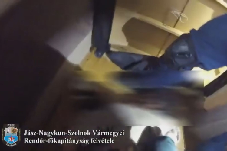 ÁGY ALATT BUJKÁLT A FÉRFI