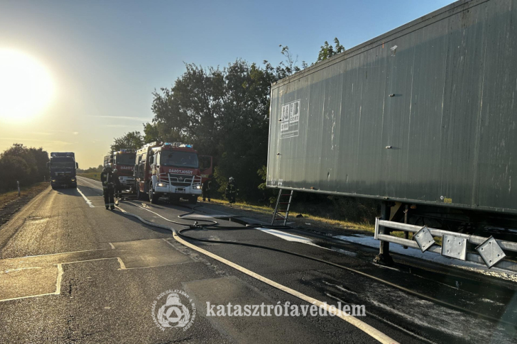 Kigyulladt egy kamion Fegyverneknél
