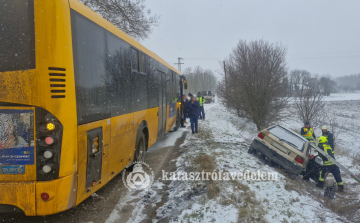  Busszal ütközött egy autó Szelevénynél