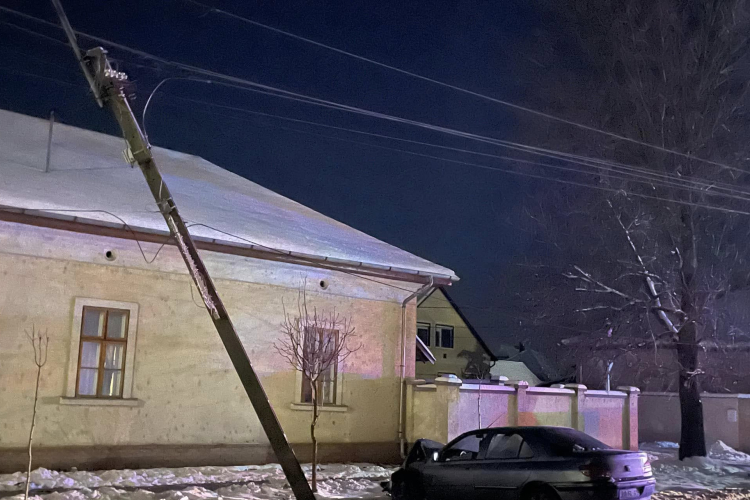 Villanyoszlopnak ütközött