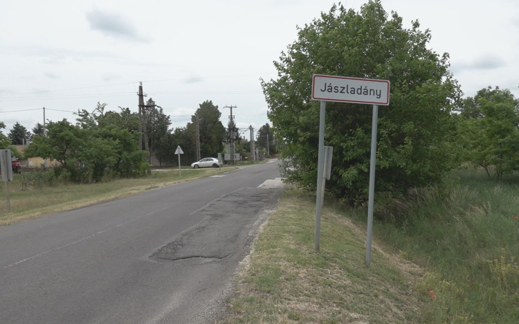 SNICCERREL TÁMADT A ZAVART NŐ JÁSZLADÁNYBAN