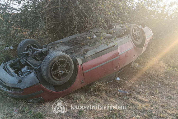  Felborult egy autó Kunmadarasnál