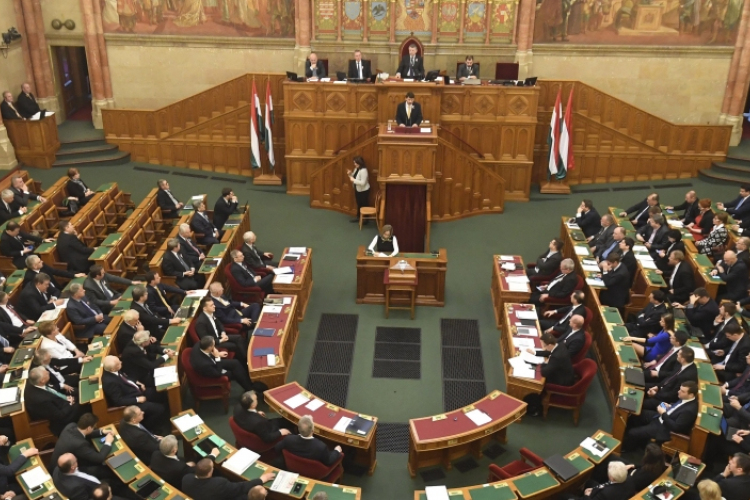 A veszélyhelyzet meghosszabbítását kezdik tárgyalni a képviselők