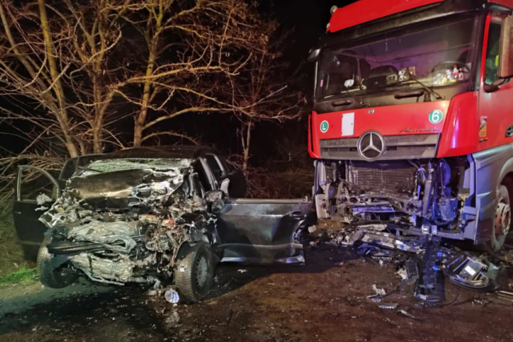  Kamionnal ütközött egy autó Tiszaföldvárnál