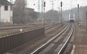 LESZÁLLÍTOTTÁK A VONATRÓL