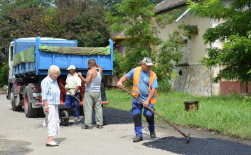 Aszfaltoztak a Városgondokság dolgozói.