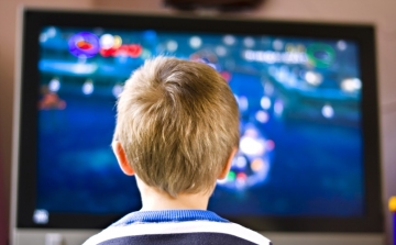 Televízió és káros hatásai: novemberre készülhet el a gyereket védő törvényjavaslat