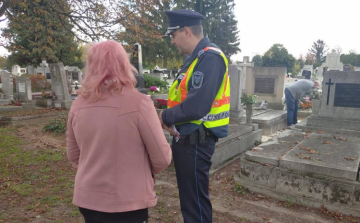 Hosszabb temetői nyitvatartás, fokozott rendőri jelenlét a hosszú hétvégén