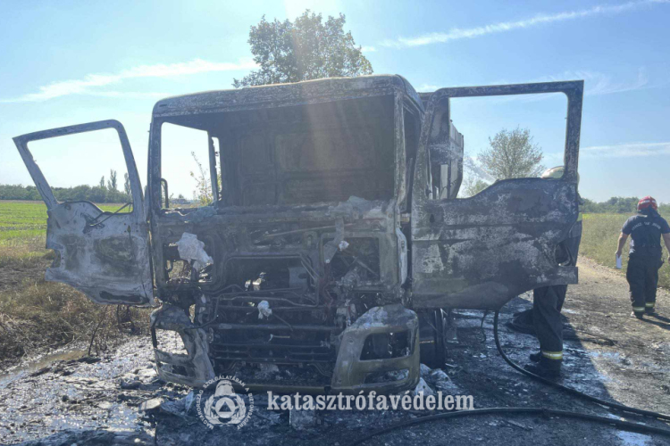 Kiégett egy teherautó Örményesnél