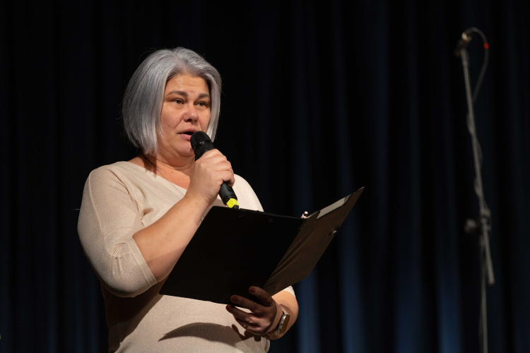 Az első adventi gyertya meggyújtása