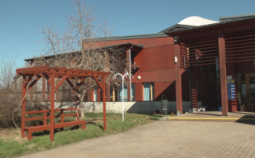 MOZGALMAS ÉV ELÉ NÉZ AZ AKÁCLIGET GYÓGY-ÉS STRANDFÜRDŐ