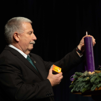 Az első adventi gyertya meggyújtása