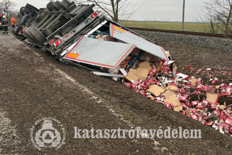  Felborult egy kamion Kunszentmártonnál