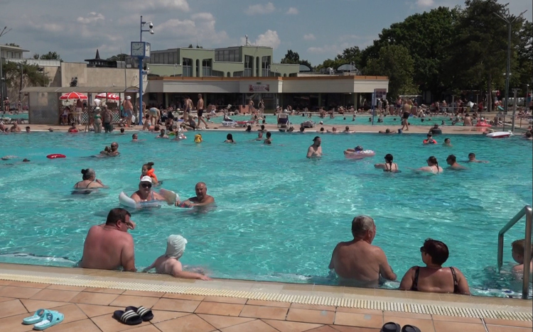 ITT A KÁNIKULA, TÖMEGEK A STRANDOKON