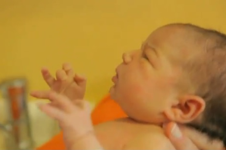 A világ legszebb babafürdetése - videóval