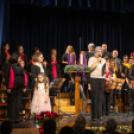 Az első adventi gyertya meggyújtása