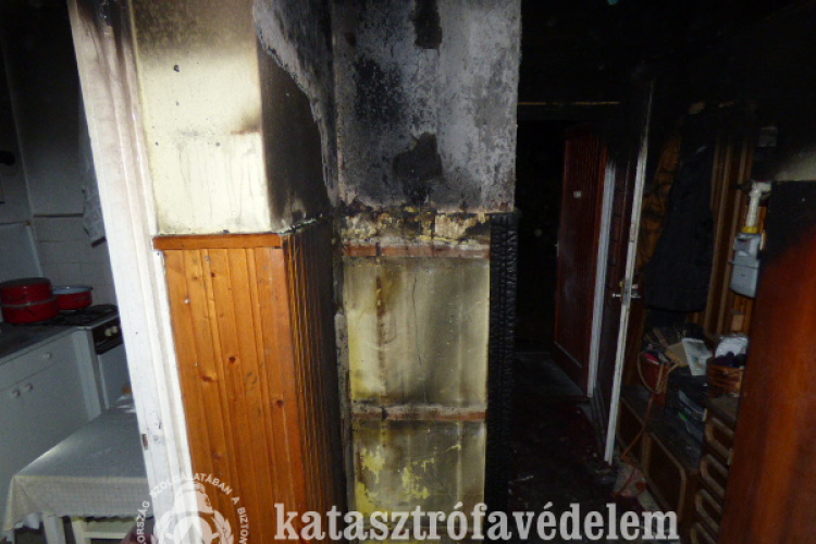  Hűtőszekrény égett egy karcagi lakásban
