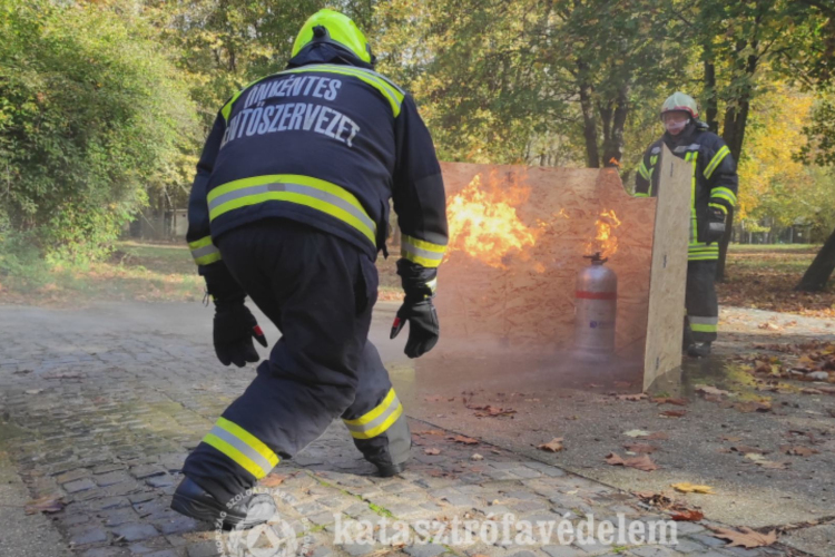  Önkéntesek oltották a gázpalackokat