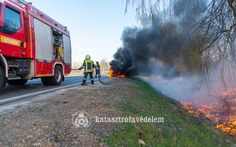  Autó lángolt Szolnoknál