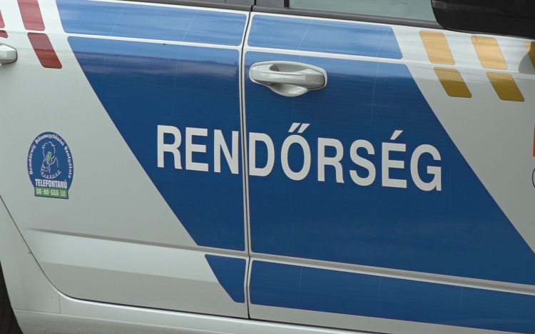 RÁTÁMADTAK EGY BIZTONSÁGI ŐRRE KARCAGON