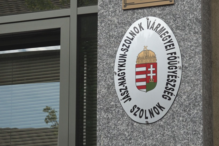 HÁZASSÁGGAL HITEGETTE-MAJD MÉG A HÁZÁT IS KICSALTA TŐLE