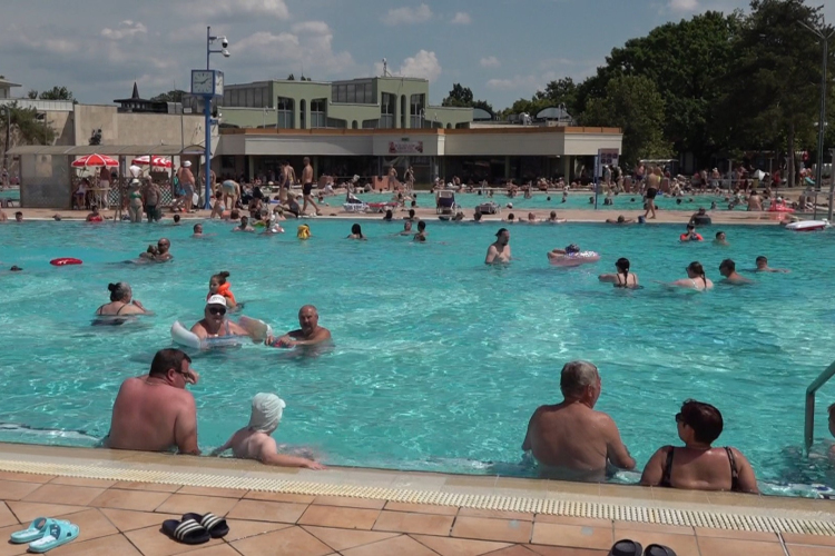 ITT A KÁNIKULA, TÖMEGEK A STRANDOKON