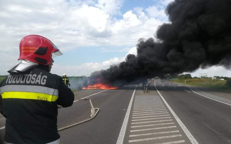  Szőnyegszállító furgon égett a 4-es főúton