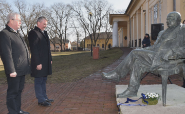 Megkoszorúzták Györffy István szobrát