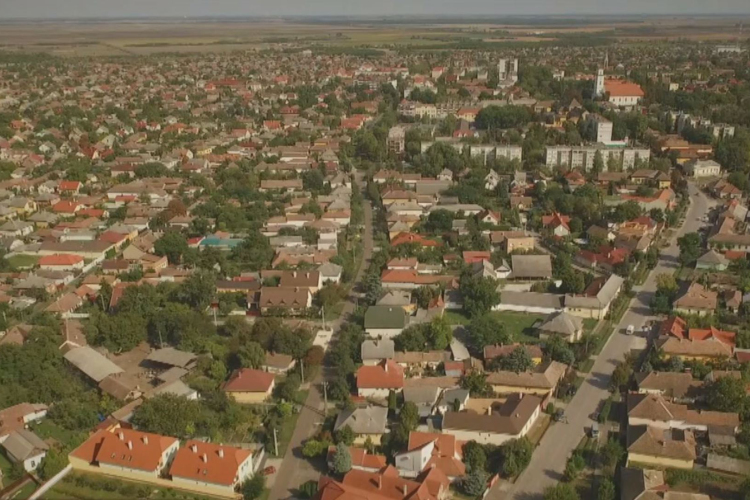ERŐSÖDÖTT A LAKÓINGATLAN PIAC KARCAGON IS