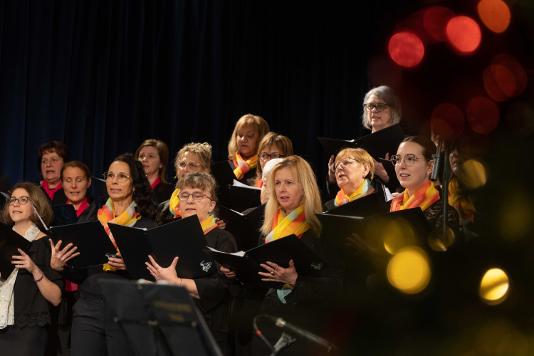 Az első adventi gyertya meggyújtása