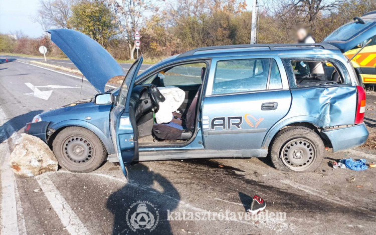 Két autó ütközött Karcagnál