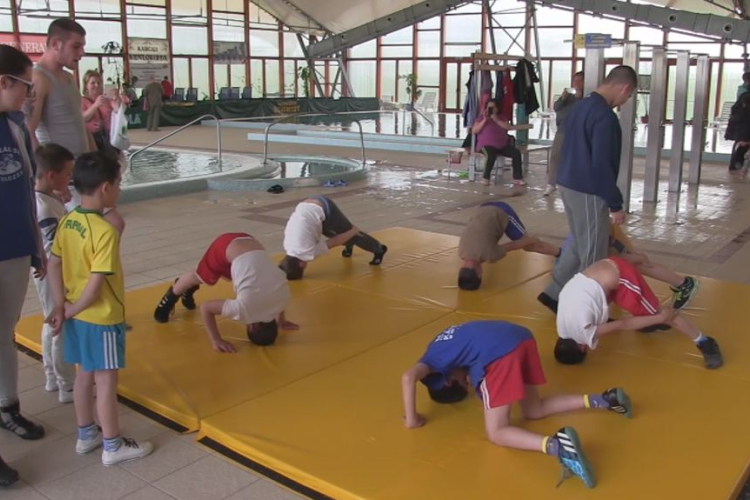 Sportolj velünk