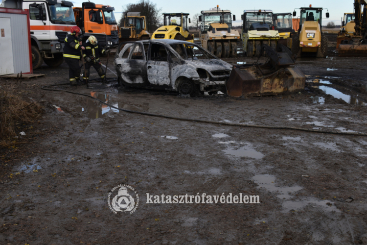 Kigyulladt egy autó Törökszentmiklósnál